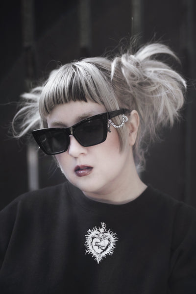 Midnight Icon Gothic Cat Eye Sunglasses with Crescent Chain  display picture 1